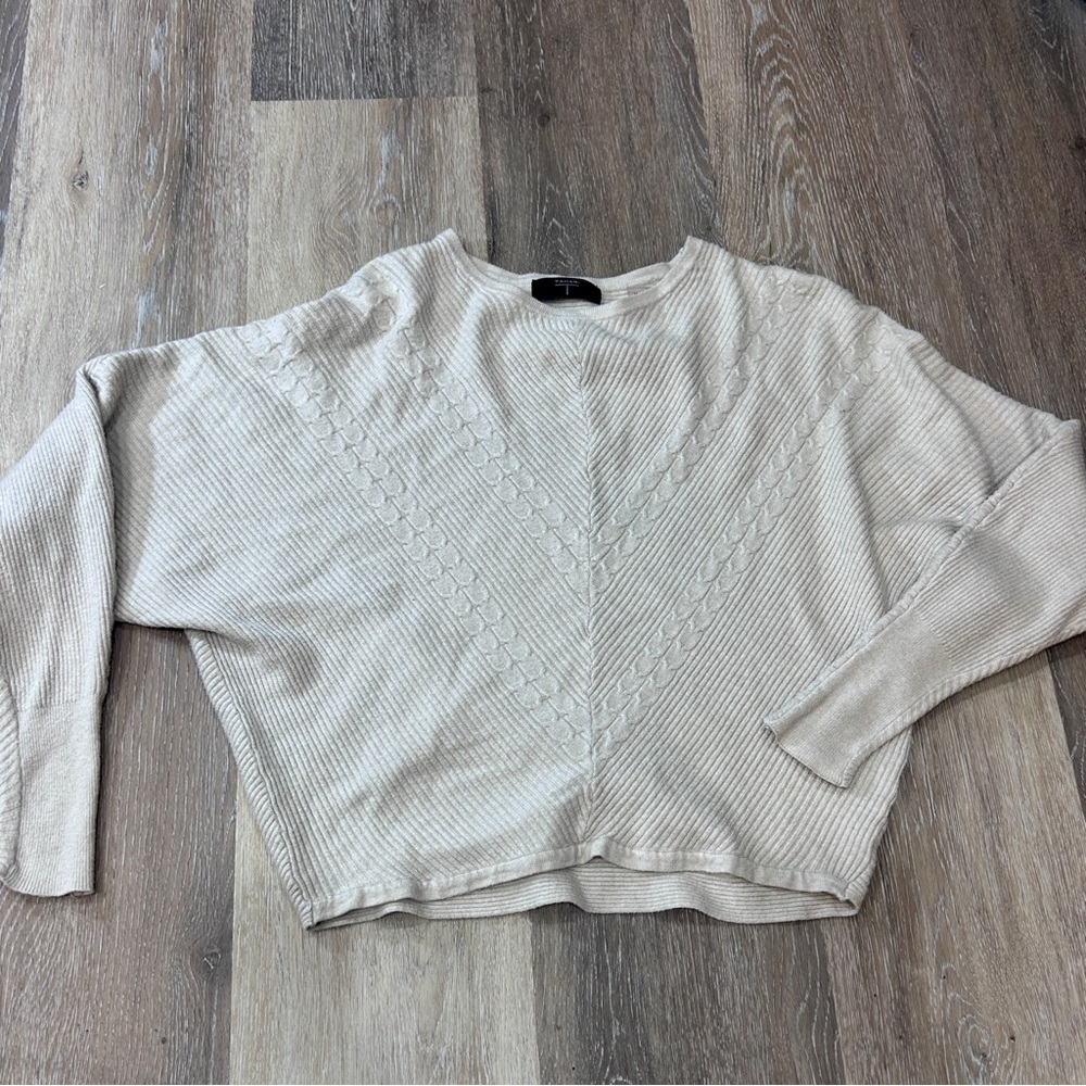 Tahari Ribbed Knit Sweater| Medium| Light Gray V-Stitch Minimalist Cozy Pullover